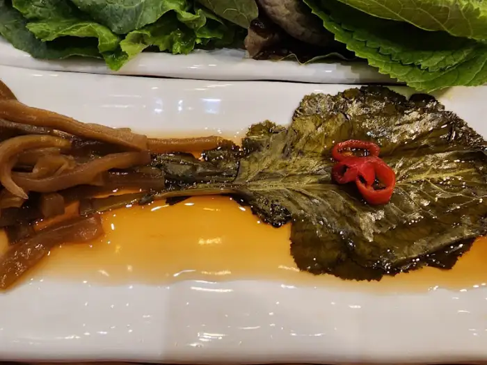 장아찌와 쌈채소가 담긴 접시