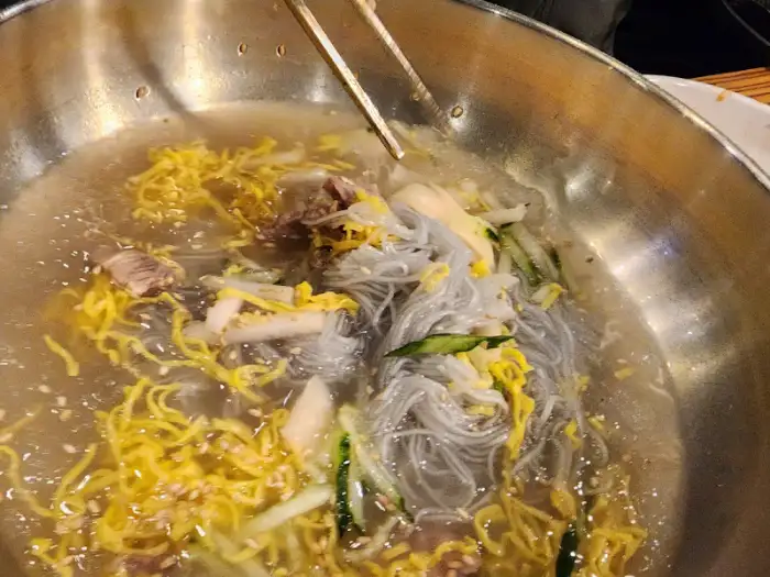 시원한 육수에 담긴 냉면