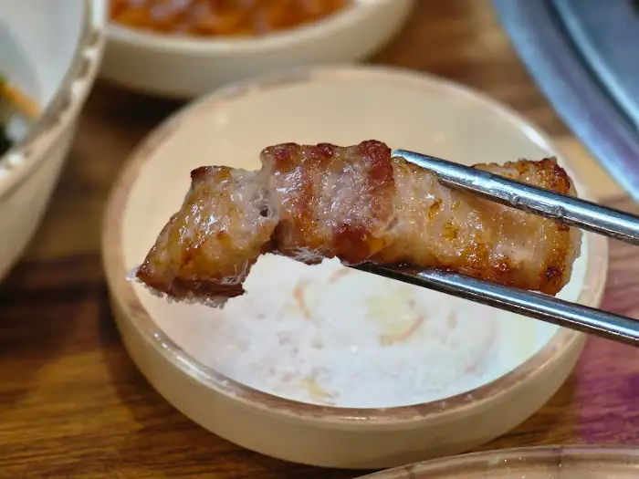 소금에 찍어 먹는 화미삼겹살 한 점