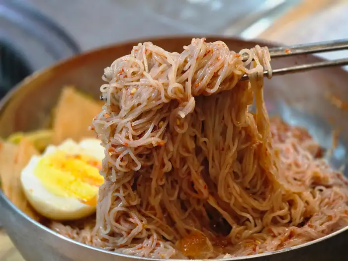 푸짐한 비빔냉면 한 그릇
