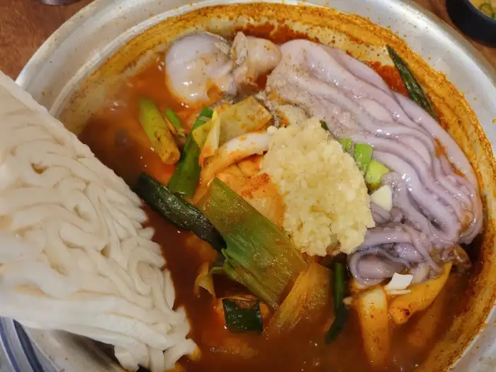 곱도리탕 국물과 재료 모습