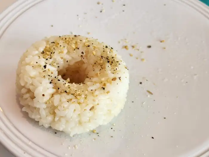 둥근 모양의 밥