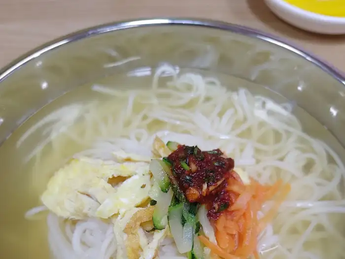 맑은 국물에 쫄깃한 면발이 돋보이는 물국수