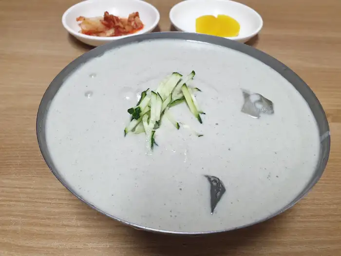 하얀 국물에 오이가 고명으로 올라간 팥죽