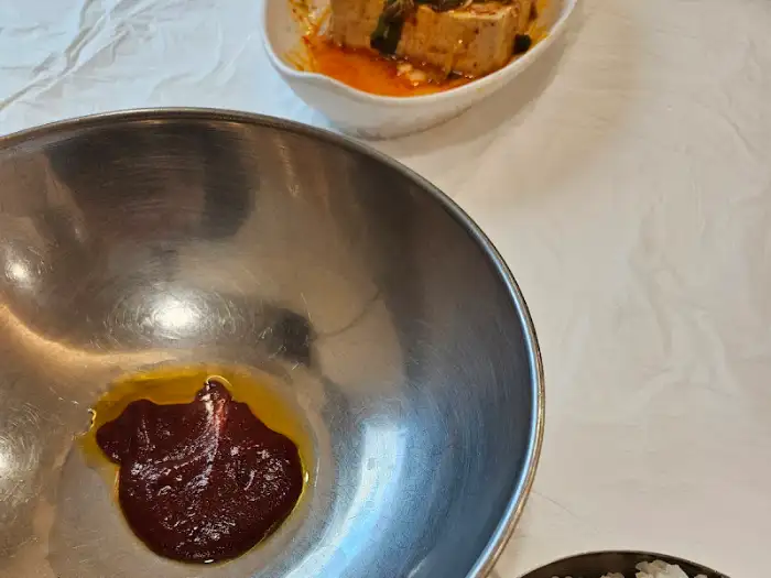 비빔밥 그릇과 고추장