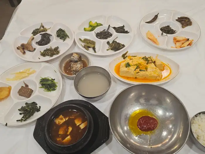 비빔밥 재료와 밥, 된장찌개