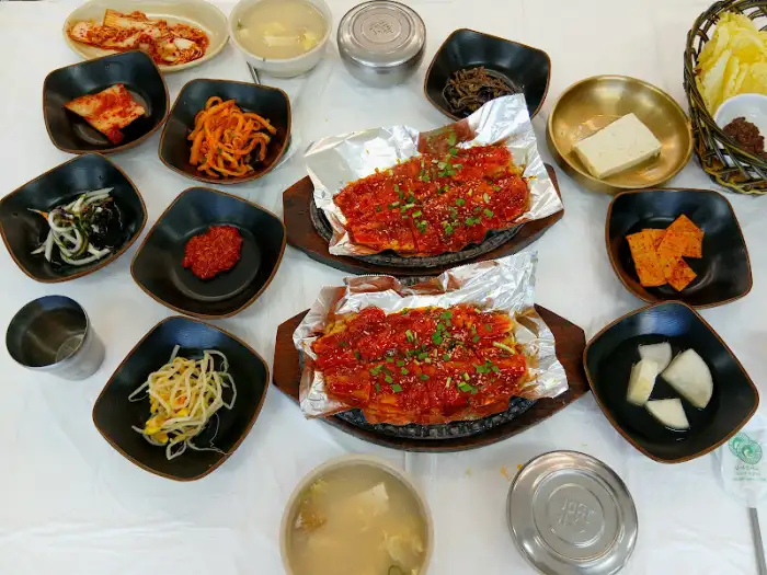다양한 반찬과 함께 차려진 황태구이 정식