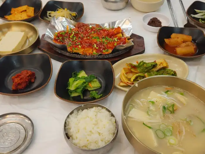 황태 해장국과 밥, 그리고 반찬들