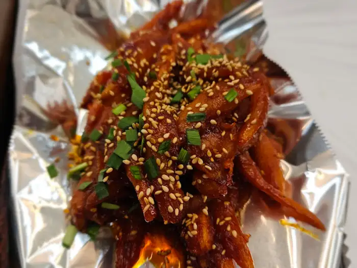 매콤한 양념의 닭발처럼 보이는 요리