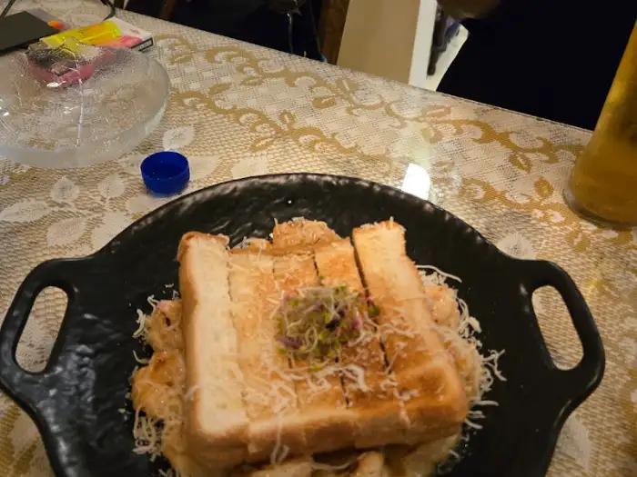 빵 위에 치즈와 채소가 올라간 요리