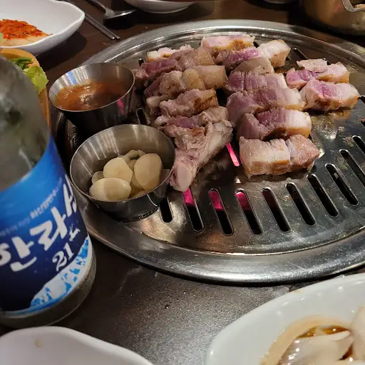 불판 위 고기