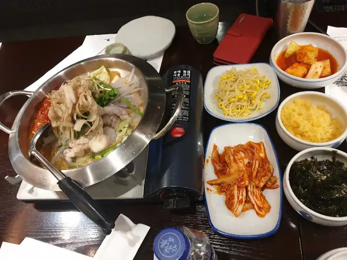 다양한 고기 요리와 밑반찬