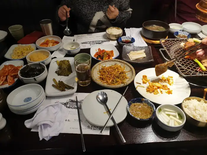 식탁 위 푸짐한 한상 차림