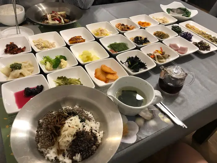 한상 가득 차려진 정갈한 한식 반찬과 밥