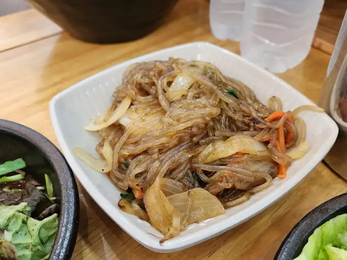 신선한 야채와 함께 버무려진 잡채