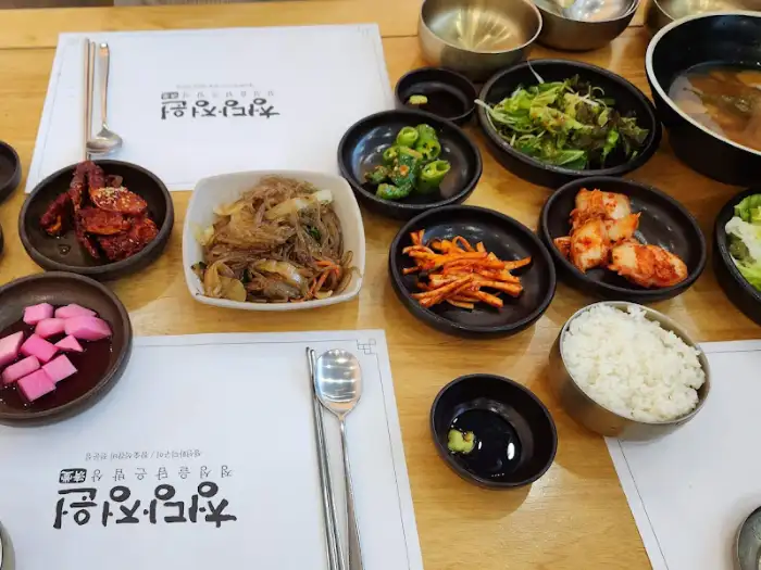 잘 차려진 한정식 반찬들