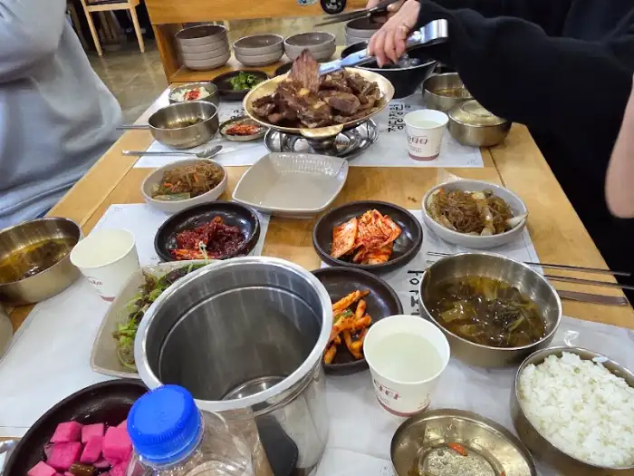풍성하게 차려진 식탁