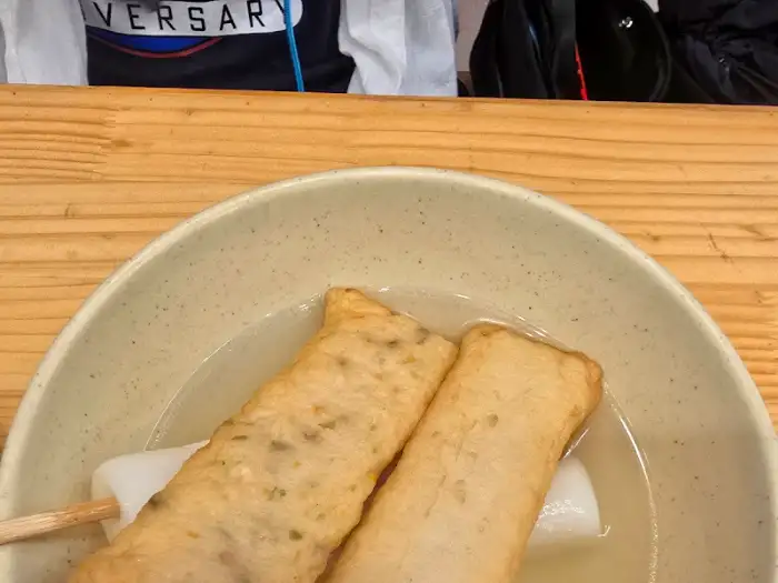 그릇에 담긴 어묵과 물떡 근접샷