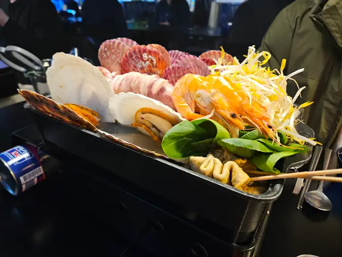 바다찜과 함께 담긴 풍성한 구성