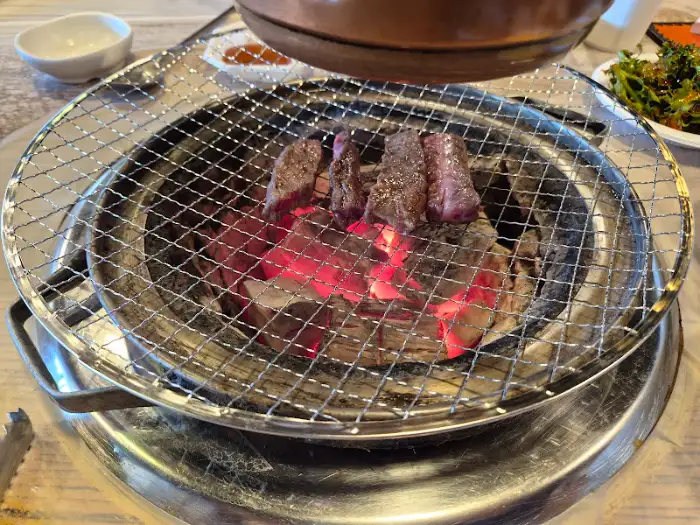 숯불 위에서 구워지는 고기