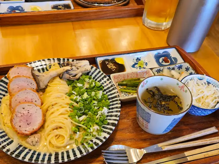 테이블 세팅과 음식, 그리고 맥주잔이 놓인 모습
