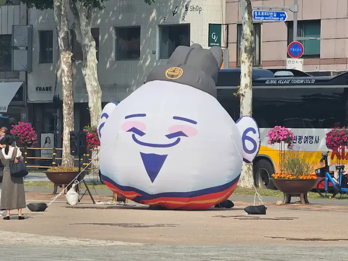 행궁 근처 거리 모습, 캐릭터 풍선