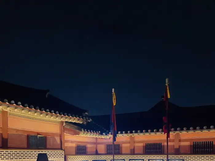 야간의 화성행궁 전경
