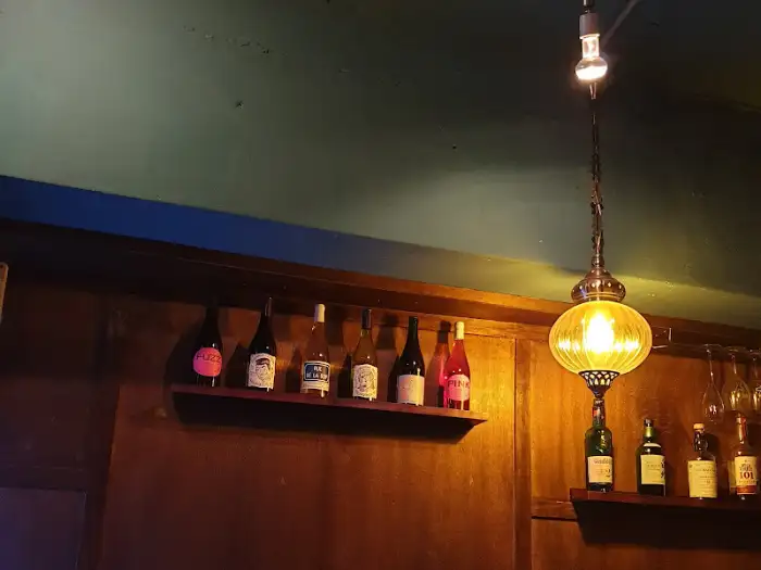 벽면의 와인병과 조명