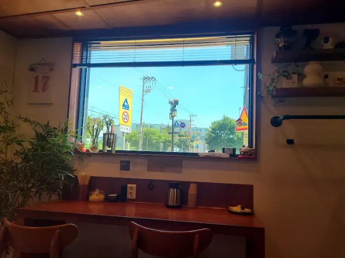 심야라멘트럭 경주점 창가 자리