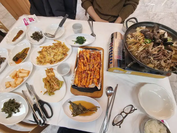 정갈하게 차려진 산버섯 식당의 상차림