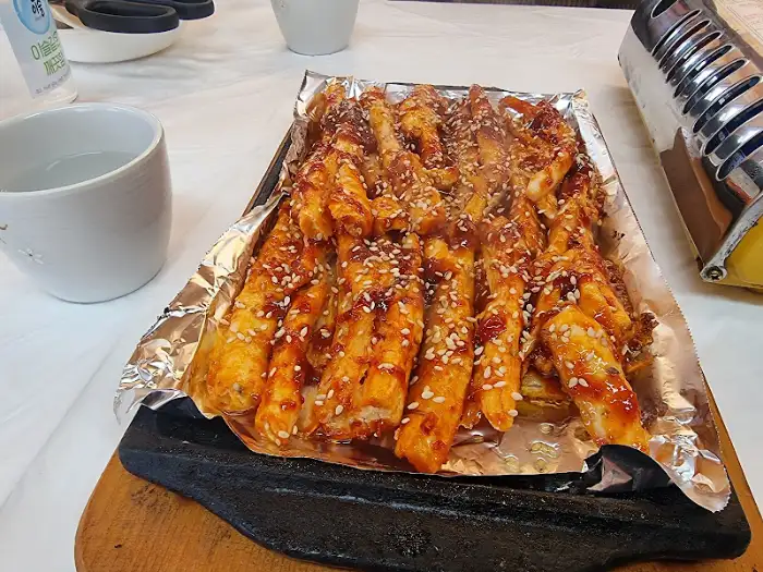 맛있게 양념된 요리가 담긴 접시