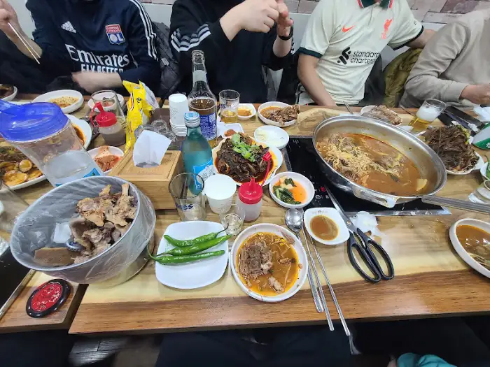 푸짐한 감자탕과 곁들임 반찬