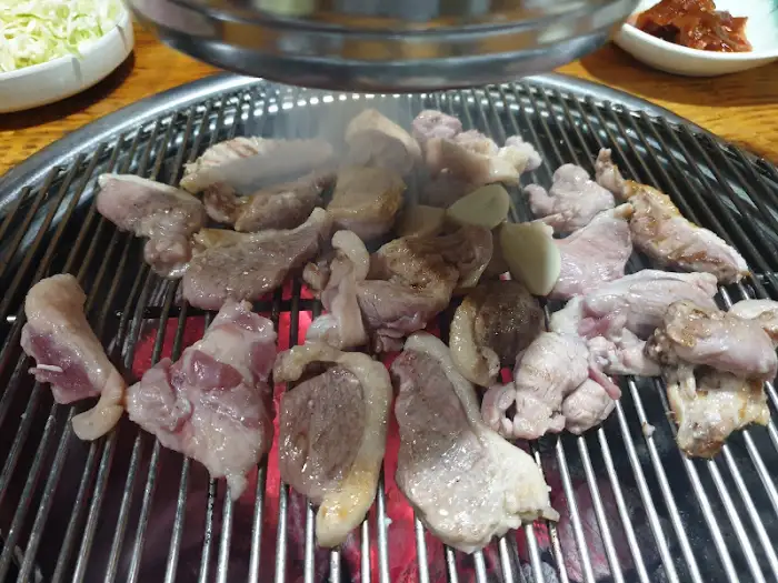 불판 위에서 구워지는 오리고기