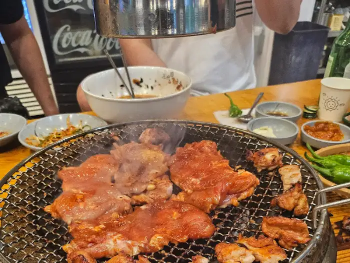 숯불 위에서 익어가는 닭갈비