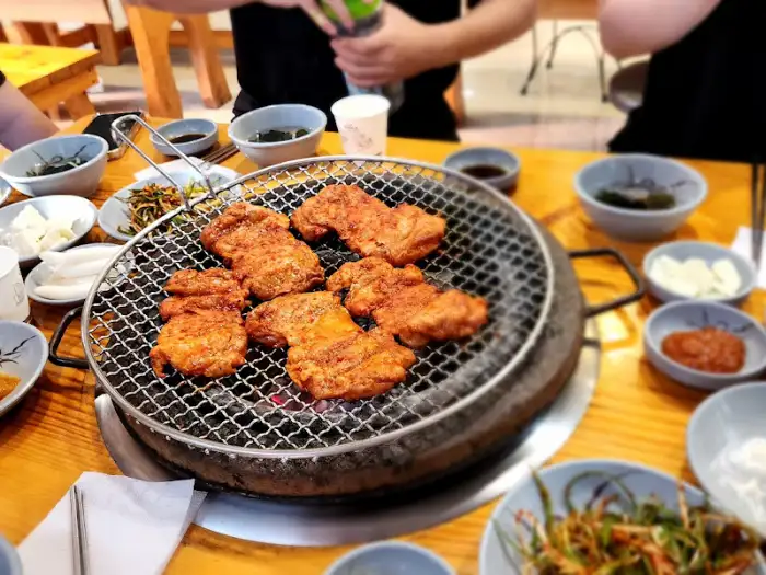 숯불 위에서 익어가는 닭갈비
