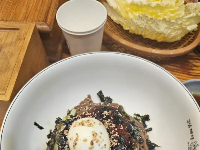 정갈한 막국수 한 그릇