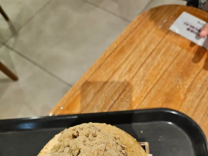 팥고당 내부 테이블과 팥빙수