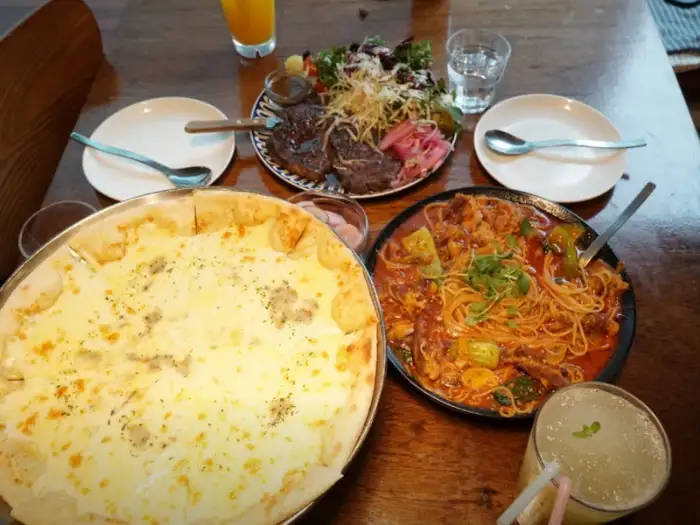 테이블에 차려진 다양한 음식들