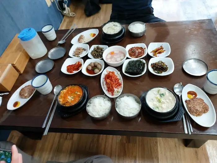 정갈한 접시에 담긴 두부 스테이크