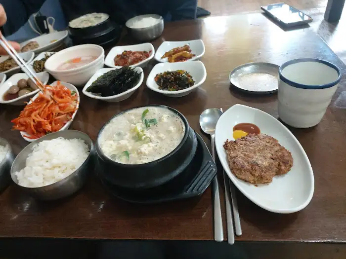 전체적으로 차려진 식탁 모습
