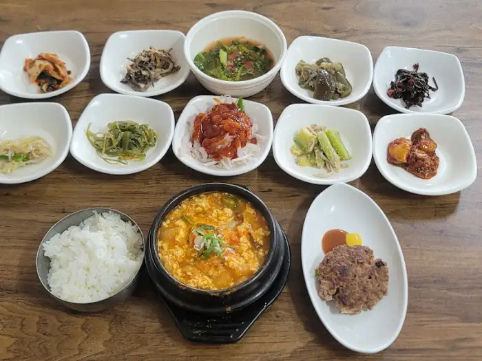 다양한 나물과 김치류가 담긴 작은 접시들