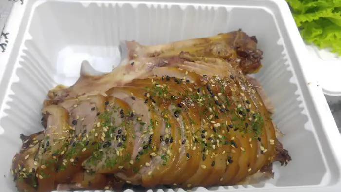 먹음직스럽게 썰린 족발 사진
