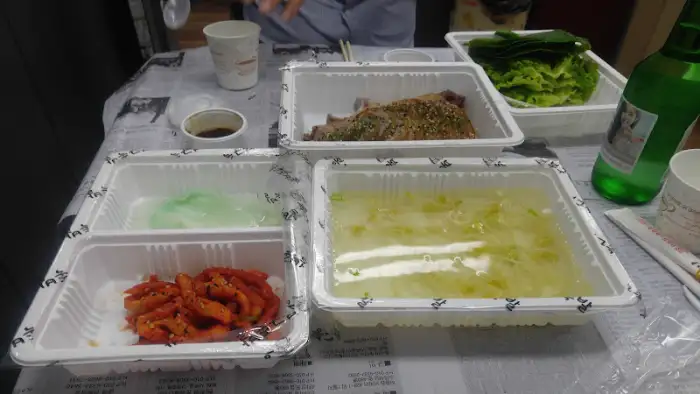 족발과 함께 나온 곁들임 음식들 사진