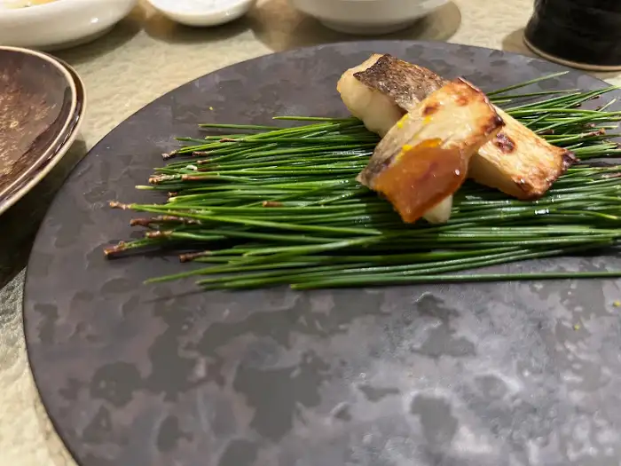 솔잎 위에 올려진 구운 생선 조각