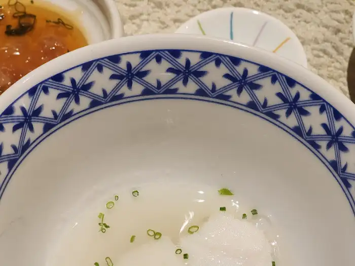 파란색 패턴이 그려진 흰색 그릇