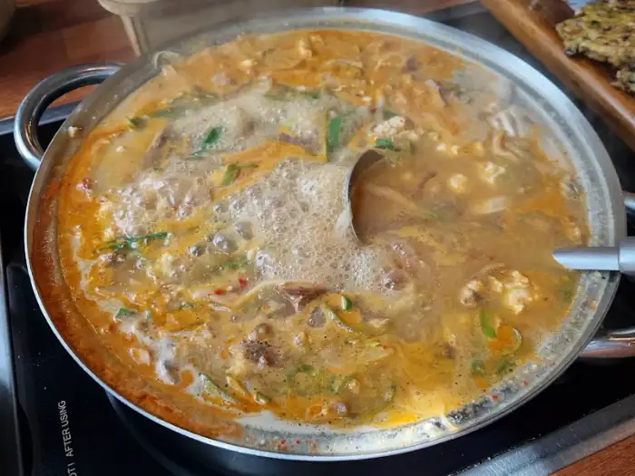 끓고 있는 당미소 버섯 전골