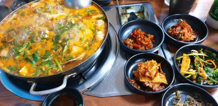 끓고 있는 생대구탕과 반찬들