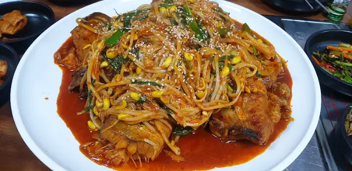 매콤한 동태찜으로 보이는 요리