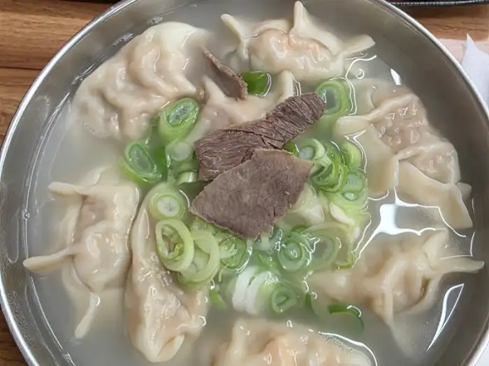 먹음직스러운 얼큰칼만두