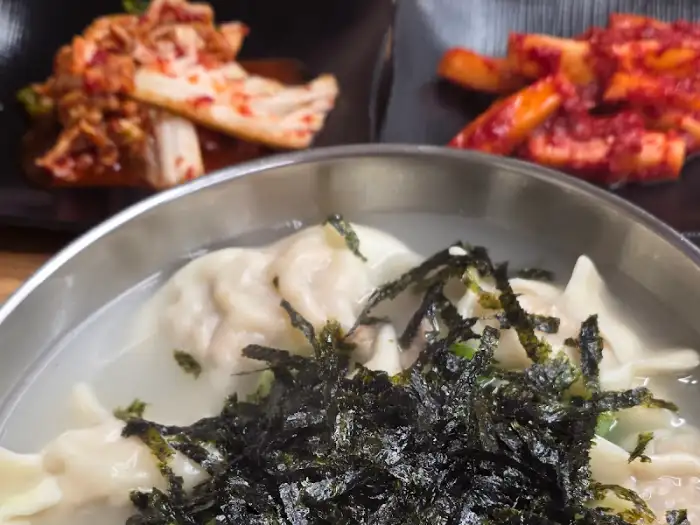만두국 위에 고명으로 올라간 김과 파